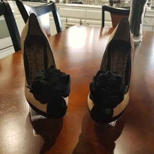 Beautiful and classy heels| black & beige | Open toe w/ rose | 6 1/2 M